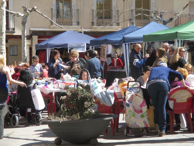 Foto: Encuentro de encajeras de bolillos en la Plaza Mayor - Móndejar (Guadalajara), España