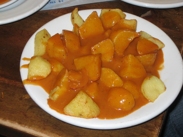 Foto: Tapa típica de la ciudad: patatas bravas - Madrid (Comunidad de Madrid), España