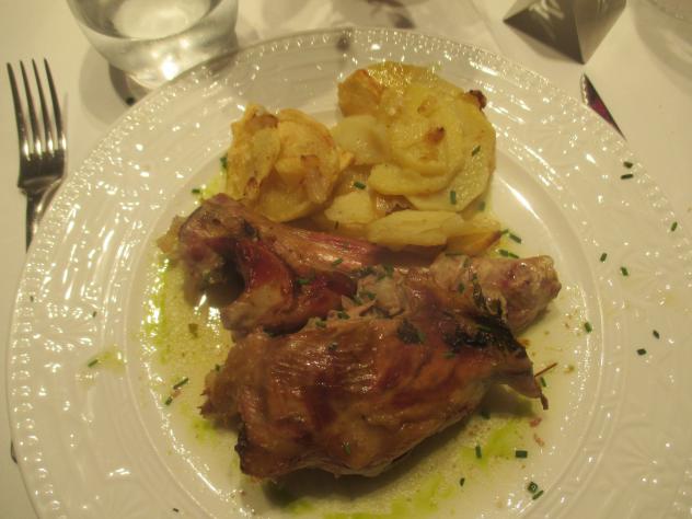 Foto: Plato típico: cordero lechal asado acompañado de patatas panaderas - Móndejar (Guadalajara), España