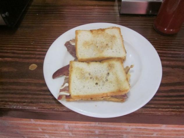 Foto: Tapa típica: minutejos, un sandwich de oreja de cerdo con salsa picante - Madrid (Comunidad de Madrid), España