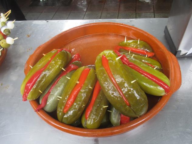 Foto: Aperitivo típico: gildas que son pepinillos en vinagre rellenos de pimiento rojo - Madrid (Comunidad de Madrid), España