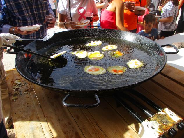 Foto: Fritada popular de huevos para acompañar a las migas castellanas - Mazuecos (Guadalajara), España