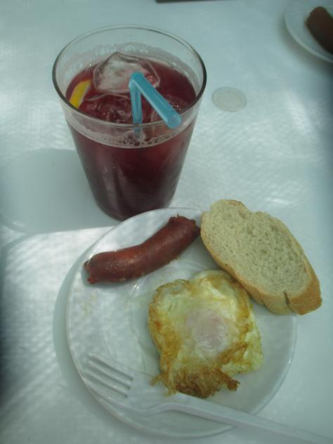 Foto: Un completo aperitivo: pan, huevo frito y chorizo - Albares (Guadalajara), España