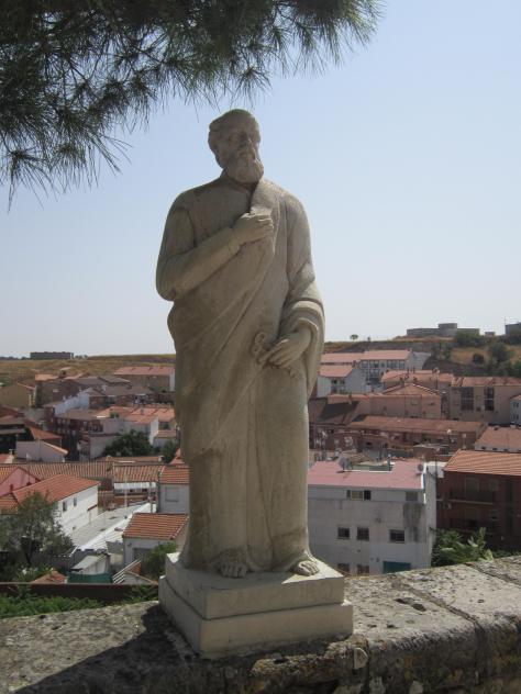 Foto: Estatua de San Pedro en las escaleras de acceso a la iglesia - Campo Real (Madrid), España
