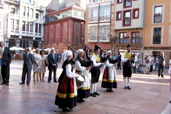 Foto: Grupo folclórico en el centro - Oviedo (Asturias), España