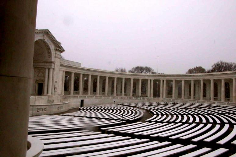 Foto: Auditorio para ceremonias junto al cementerio - Arlington (Washington, D.C.), Estados Unidos