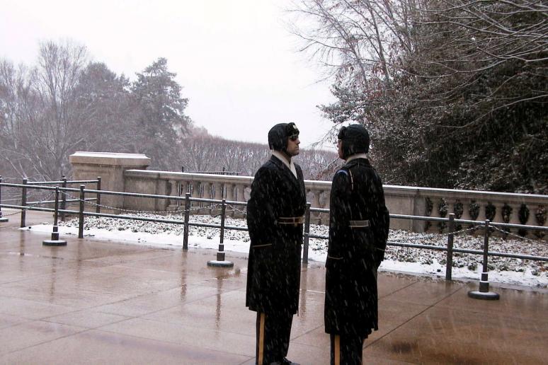 Foto: Cambio de guardia bajo la nieve - Arlington (Washington, D.C.), Estados Unidos