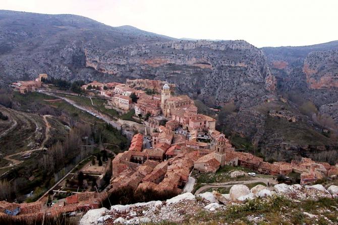 Foto: Bella vista de la localidad situada entre las montañas - Albarracín (Teruel), España