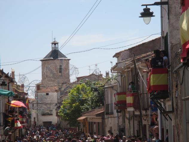 Foto: <la localidad engalanada por las fiestas patronales - Pozo de Almoguera (Guadalajara), España