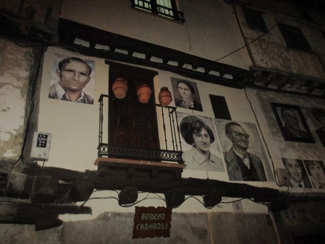 Foto: Retratos de los vecinos en las fachadas de las casas - Mogarraz (Salamanca), España