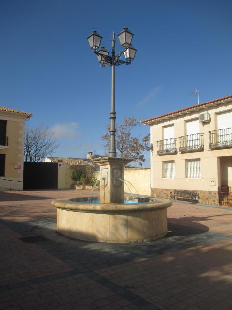 Foto: Farola en una fuente de la plaza de la Constitución - Leganiel (Cuenca), España