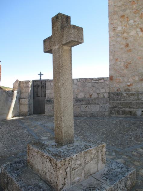 Foto: Cruz de piedra en la plaza de la iglesia - Pozo de Almoguera (Guadalajara), España