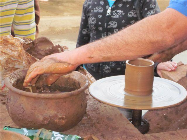 Foto: Rodando el torno del alfarero - Pomaire (Región Metropolitana), Chile