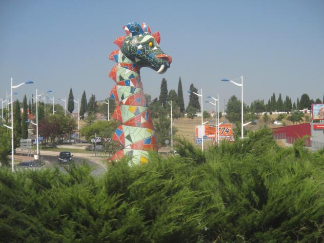 Foto: La cabeza del monstruo de Leganés asoma entre los árboles - Leganés (Madrid), España