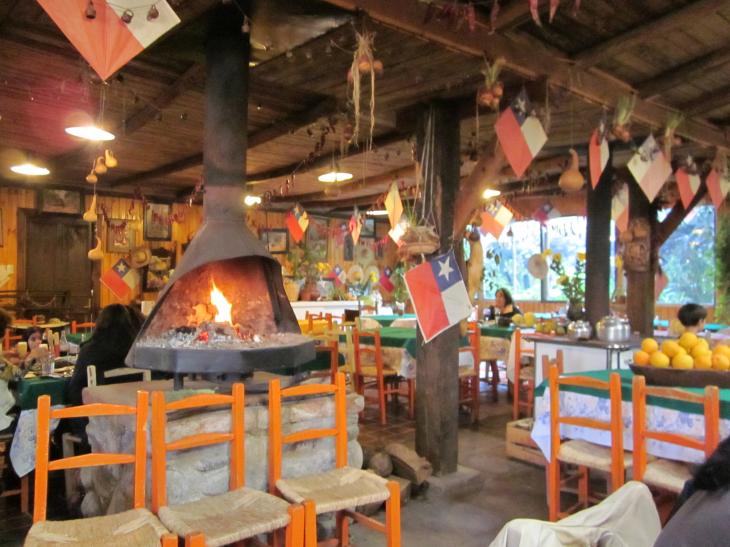 Foto: Interior de un restaurant de comida típica de la tierra - Pomaire (Región Metropolitana), Chile