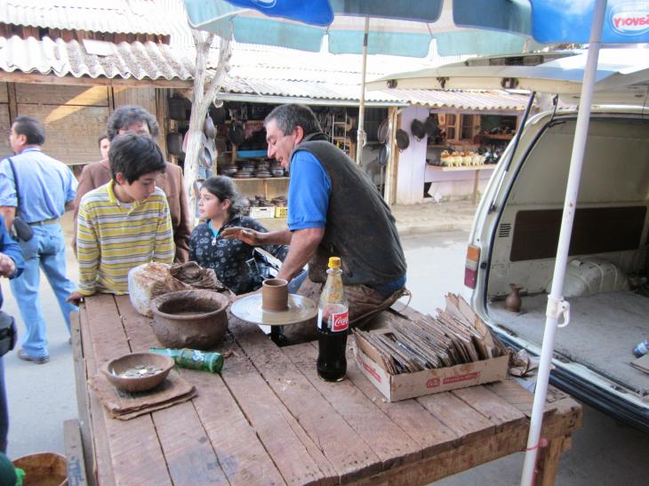 Foto: Artesano modelando cerámicas en el torno - Pomaire (Región Metropolitana), Chile