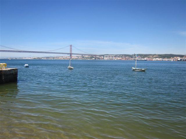 Foto: El puente visto desde esta localidad - Cacilhas (Lisbon), Portugal