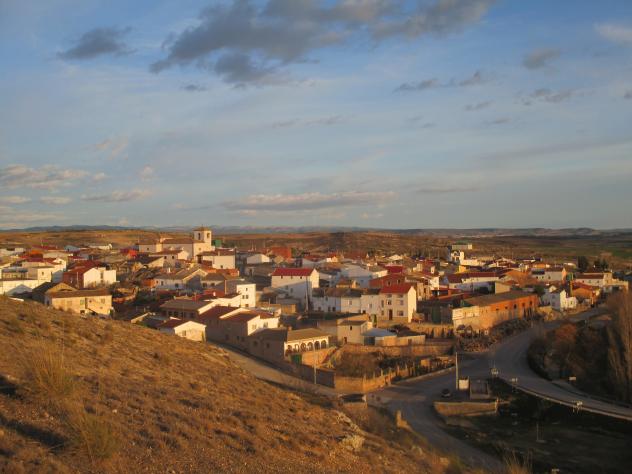 Foto: El pueblo visto desde un cerro - Driebes (Guadalajara), España