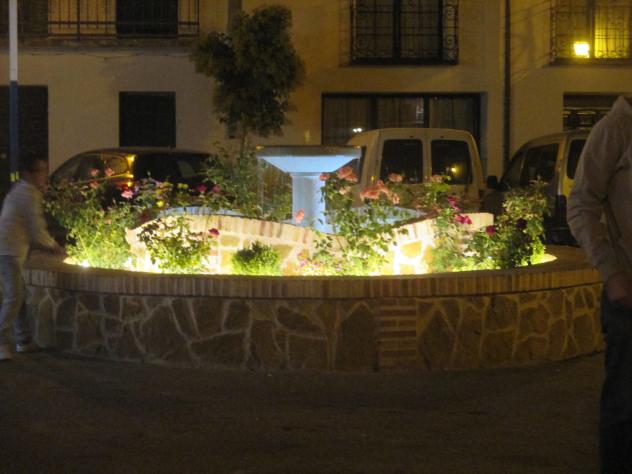 Foto: Fuente de la plaza iluminada - Driebes (Guadalajara), España