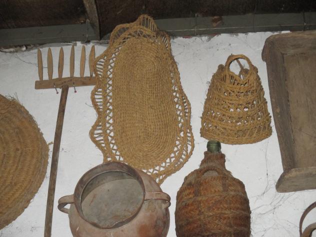 Foto: Antiguos aperos hoy empleados de modo ornamental - Mazuecos (Guadalajara), España