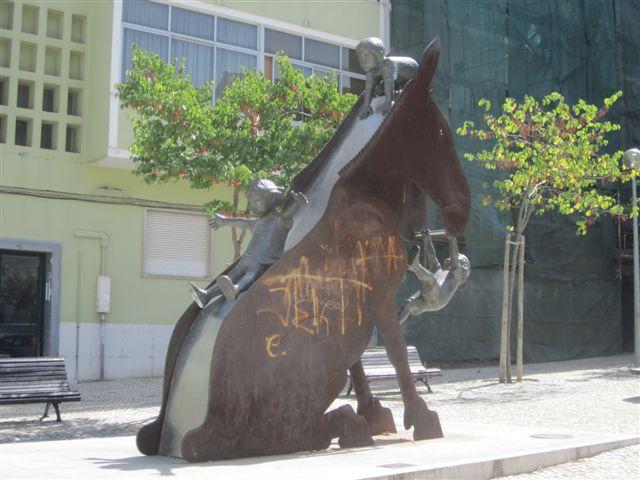 Foto: Simpática escultura metálica - Almada (Lisbon), Portugal