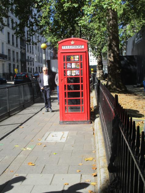 Foto: La infaltable cabina británica de teléfono - Londres (England), El Reino Unido