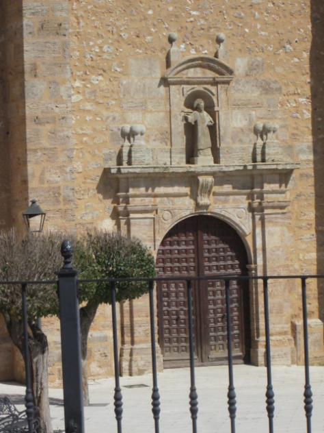 Foto: Portada y hornacina de la iglesia de San Esteban - Albares (Guadalajara), España