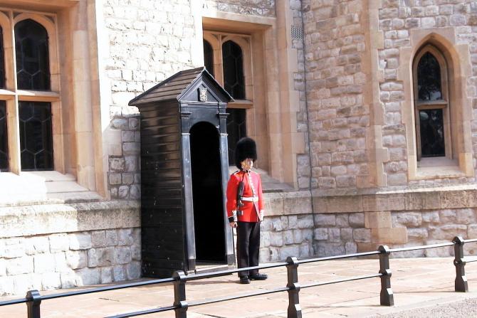 Foto: Soldado de guardia en una garita de la Torre - Londres (England), El Reino Unido
