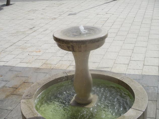 Foto: Pileta en la plaza de la iglesia - Albares (Guadalajara), España