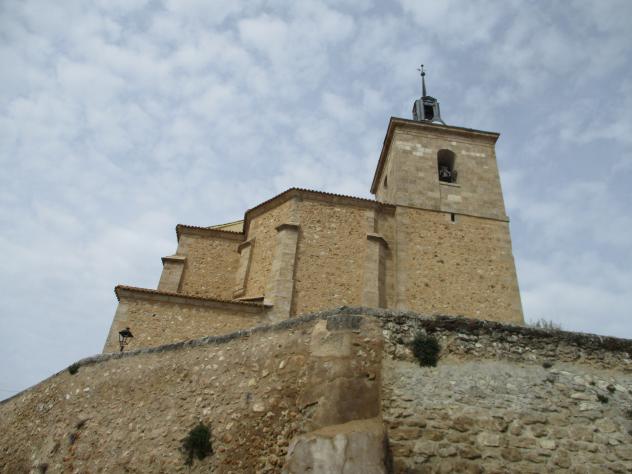 Foto: La impresionante iglesia de piedra - Albares (Guadalajara), España