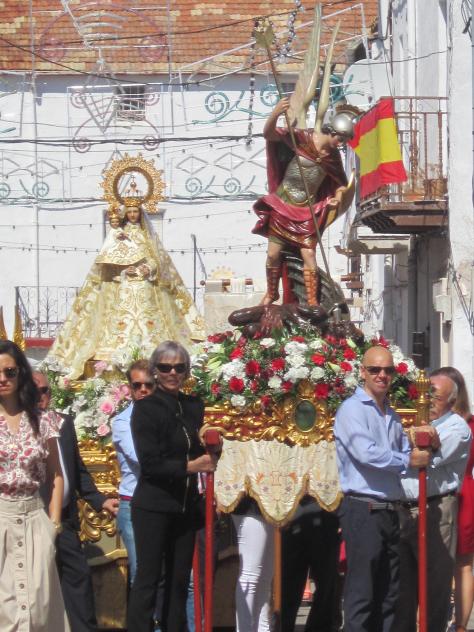 Foto: San Miguel y la Virgen de la Muela procesionando - Driebes (Guadalajara), España