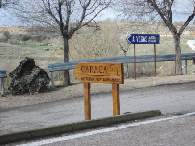Foto: Cartel indicando las excavaciones de Caraca - Driebes (Guadalajara), España