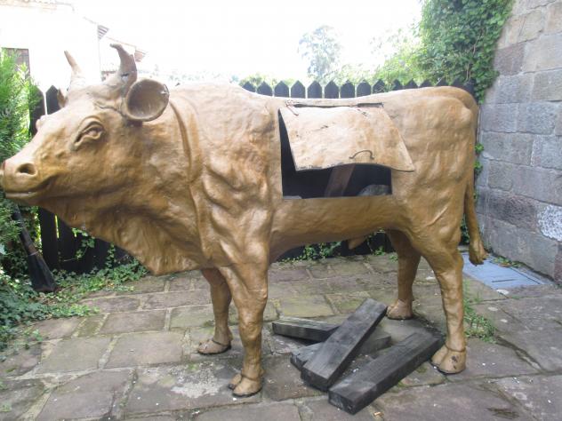 Foto: Toro de Falaris en el museo de la Tortura - Santillana del Mar (Cantabria), España