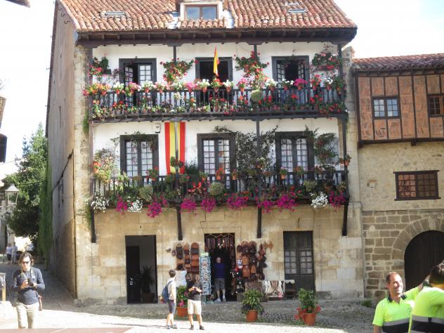 Foto: Bonita casona en la plaza Mayor - Santillana del Mar (Cantabria), España