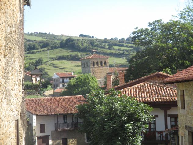 Foto: Bonita vista de la localidad y su verde paisaje - Santillana del Mar (Cantabria), España