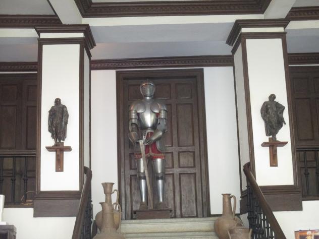 Foto: Bonita decoración a la entrada de un comercio local - Santillana del Mar (Cantabria), España