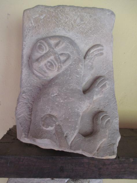 Foto: Curiosa figura expuesta en la Colegiata - Santillana del Mar (Cantabria), España