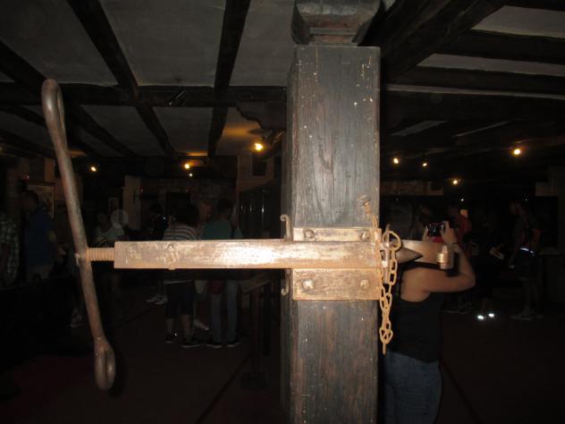 Foto: Garrote vil para aplicar la pena de muerte - Santillana del Mar (Cantabria), España