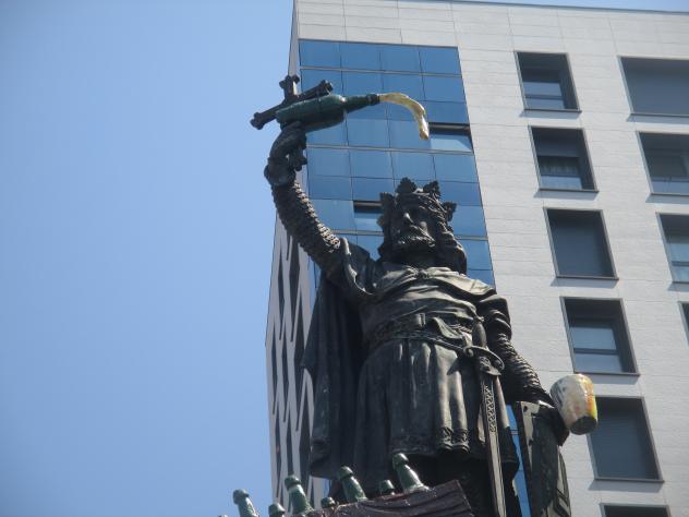 Foto: Estatua del rey Don Pelayo durante la Fiesta de la Sidra - Gijón (Asturias), España
