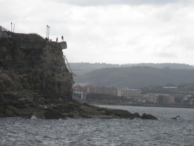 Foto: Gente asomada al acantilado - Gijón (Asturias), España