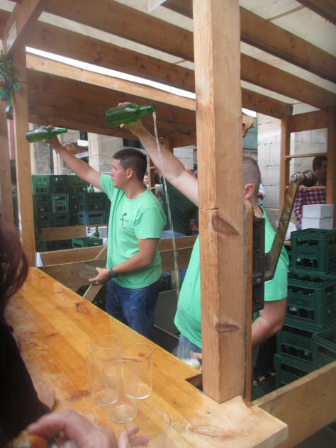 Foto: Escanciadores en la Fiesta de la Sidra - Gijón (Asturias), España