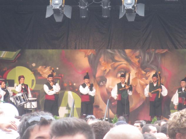 Foto: Gaiteros tocando con el traje regional - Gijón (Asturias), España