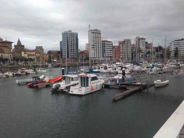 Foto: La ciudad vista desde el puerto - Gijón (Asturias), España