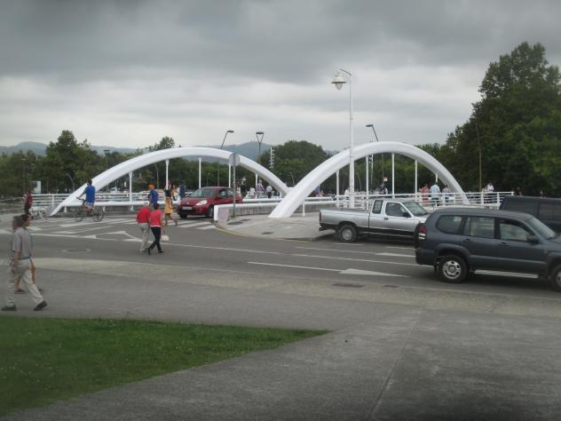 Foto: Moderno puente sobre el río Piles - Gijón (Asturias), España