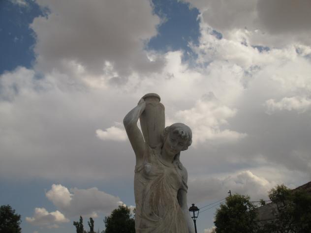 Foto: Estatua en la fuente de la plaza - Mazuecos (Guadalajara), España