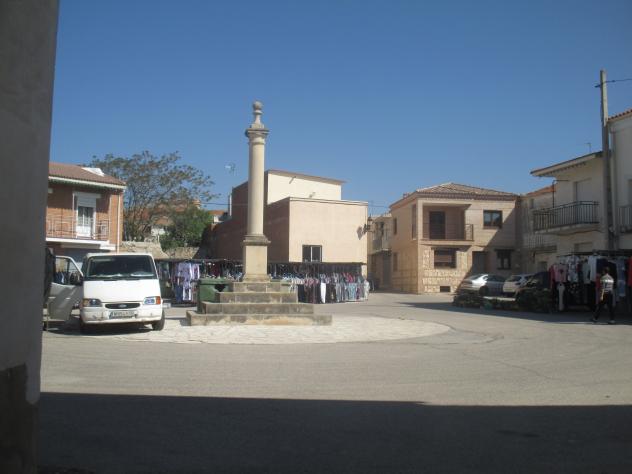 Foto: Mercadillo de los jueves en la plaza del Coso - Mazuecos (Guadalajara), España