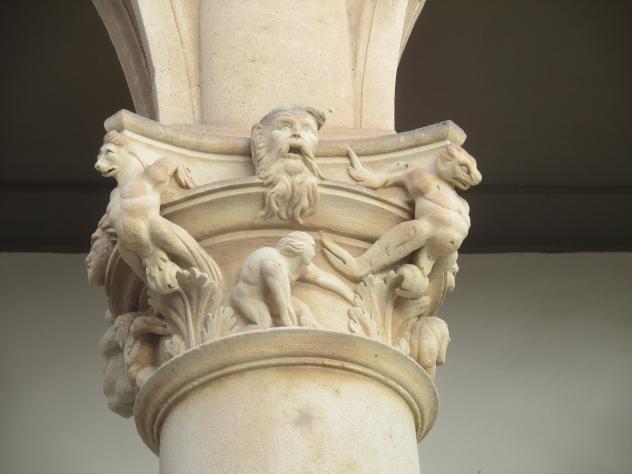 Foto: Precioso capitel en una columna del palacio de la Salina - Salamanca (Castilla y León), España