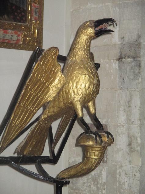 Foto: Atril dorado con forma de cuervo en la catedral - Cuenca (Castilla La Mancha), España