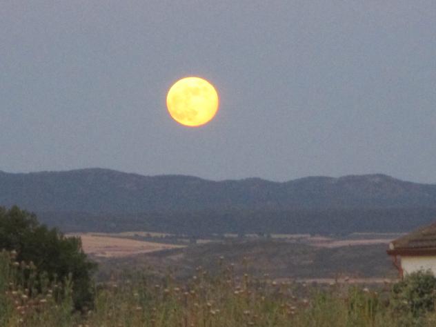 Foto: Luna de fresa al atardecer - Mazuecos (Guadalajara), España