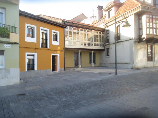Foto: Las galerías en las casas una característica de la localidad - Luanco (Asturias), España
